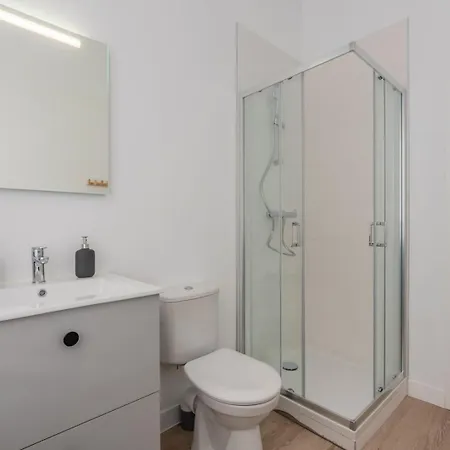 One Bedroom With Parking, Center דירה